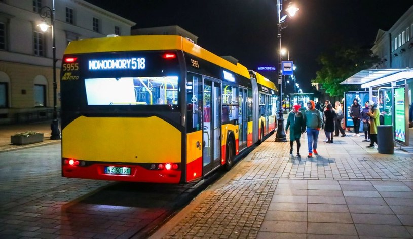 Przepis ustąpienia pierwszeństwa autobusowi miejskiemu obowiązuje tylko w terenie zabudowanym i dotyczy odpowiednio oznakowanych przystanków. /Adam Burakowski/REPORTER /East News