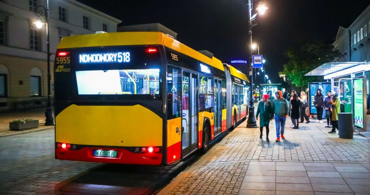 Przepis ustąpienia pierwszeństwa autobusowi miejskiemu obowiązuje tylko w terenie zabudowanym i dotyczy odpowiednio oznakowanych przystanków. /Adam Burakowski/REPORTER /East News