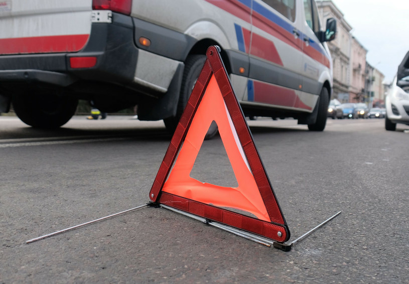 Przepisowe ustawienie trójkąta ostrzegawczego nie zawsze jest bezpieczne /Łukasz Solski /East News