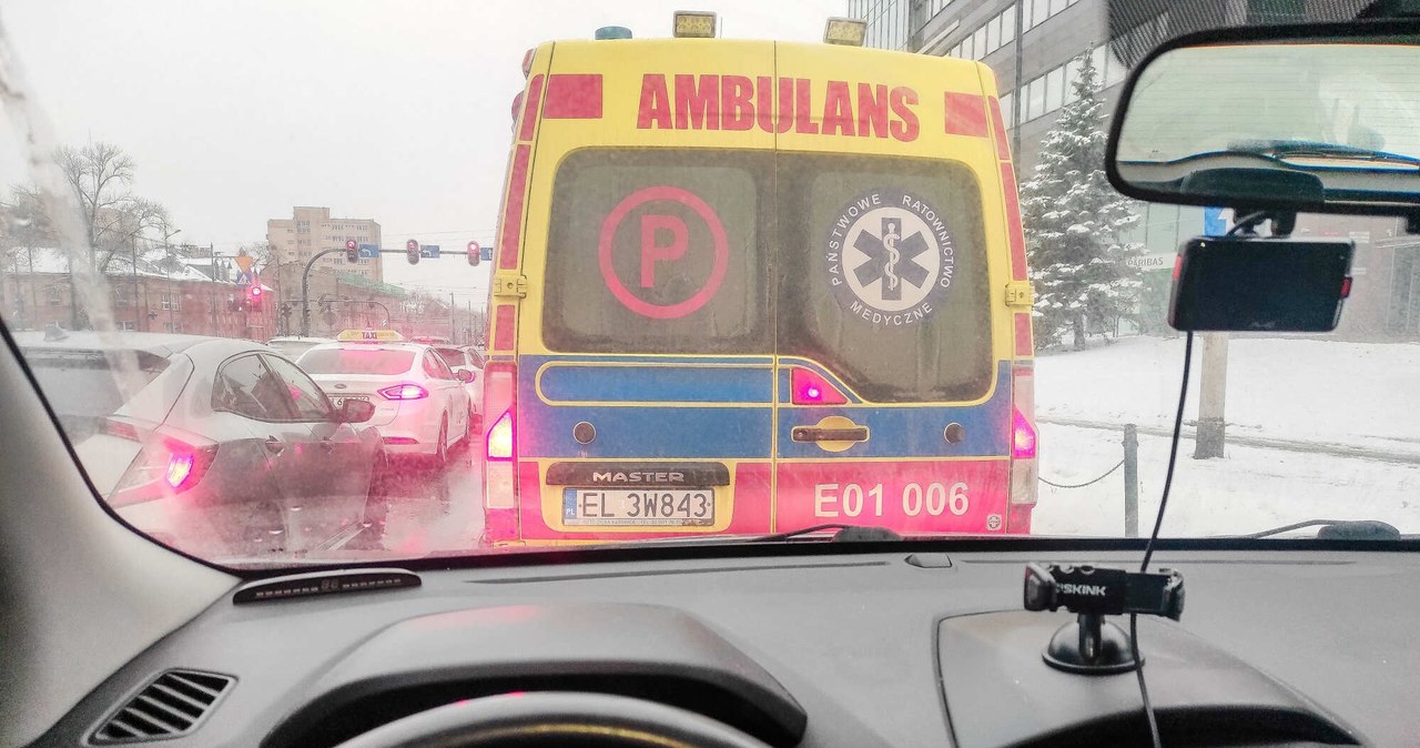 Przepisy dokładnie precyzują kiedy można wyprzedzić ambulans czy inny pojazd uprzywilejowany /Piotr Kamionka /East News