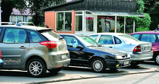 Przepisy dopuszczają parkowanie całego pojazdu na chodniku, ale tylko przodem. /Motor