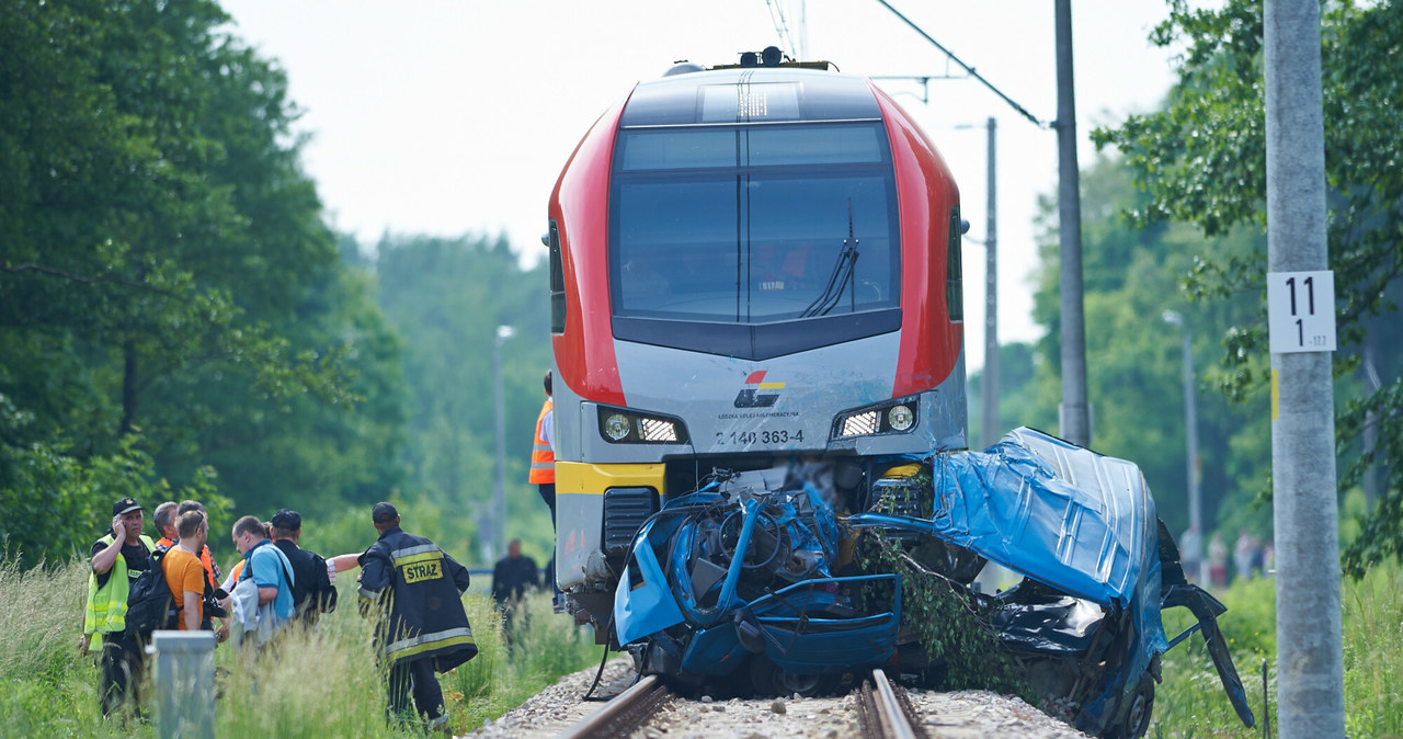 Przepisy dotyczące ruchu na przejazdach nie są wymyślone tak sobie. Tu chodzi o ludzkie życie /Łukasz Szeląg /Reporter