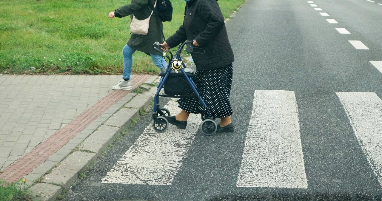 Przepisy nie wyróżniają niepełnosprawnych w kwestii przechodzenia przez jezdnię /Piotr Kamionka/ REPORTER /East News