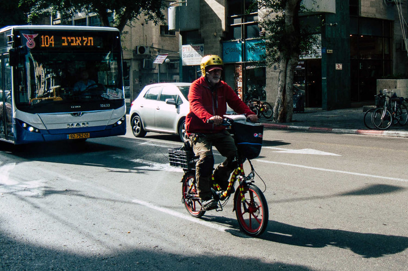 Przepisy określają, kiedy wolno kierowcom wyprzedzać na drodze rowerzystów /123RF/PICSEL