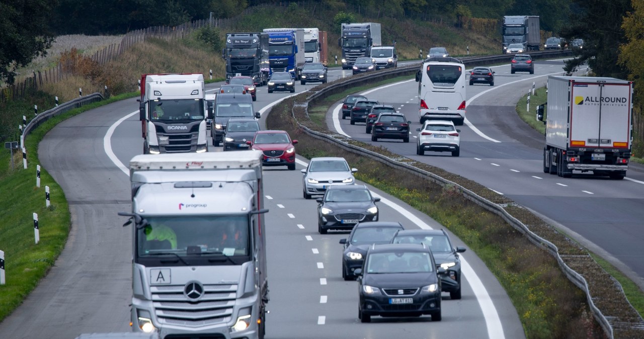 Przepisy pakietu mobilności regulują zasady pracy kierowców samochodów ciężarowych /AFP