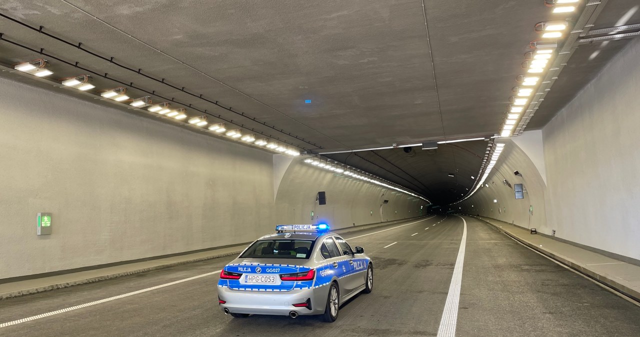 Przepisy ściśle regulują sposób jazdy w tunelu. Ich naruszenie oznacza mandat /Marek Wicher    /INTERIA.PL