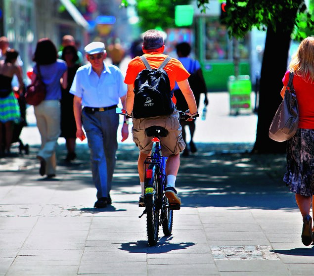 Przepisy tylko w wyjątkowych sytuacjach pozwalają rowerzyście korzystać z chodnika dla pieszych. /Motor
