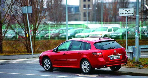 Przepisy zabraniają parkowania w odległości mniejszej niż 10 m od skrzyżowania. Kodeks ruchu nie przewiduje takiego ograniczenia w przypadku postoju na połączeniu dróg. Według definicji jest nim np. przecięcie drogi publicznej z drogą wewnętrzną. /Motor