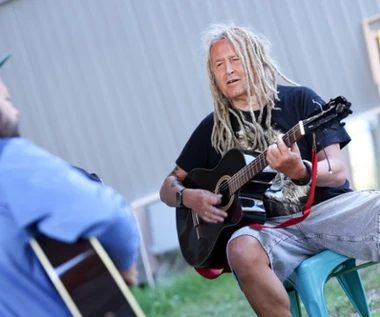 "Przepraszam za tę sytuację". Chory Darek "Maleo" Malejonek odwołuje koncerty