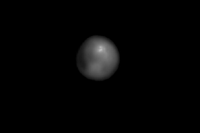 Przeprocesowany obraz Plutona z 25 czerwca 2015 /NASA