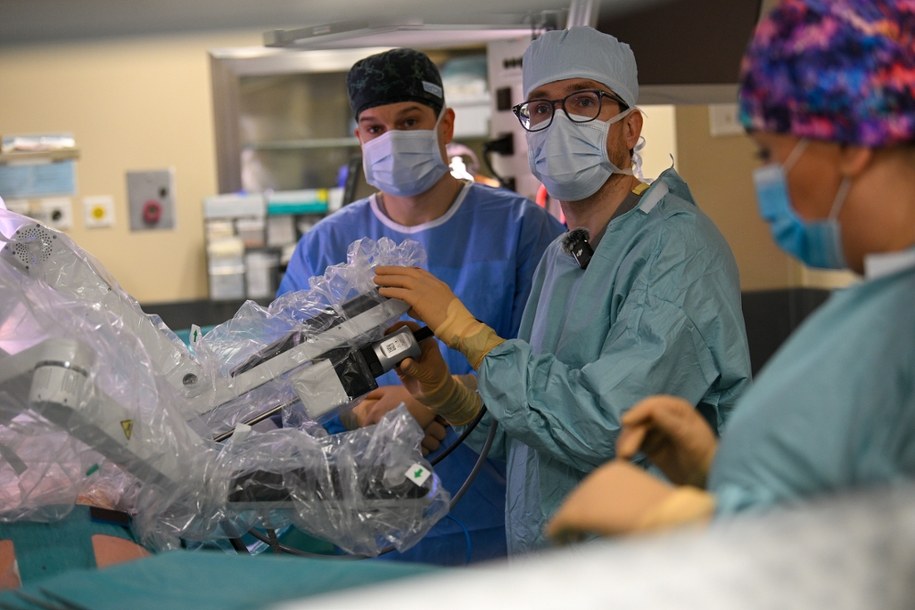 Przeprowadzana zdalnie przez polskich chirurgów telerobotyczna operacja w Centralnym Szpitalu Klinicznym MSWiA w Warszawie /Marcin Obara /PAP