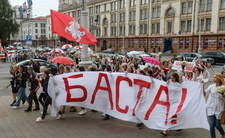 Przepychanki i zatrzymania w Mińsku. Tysiące protestujących idzie przez centrum
