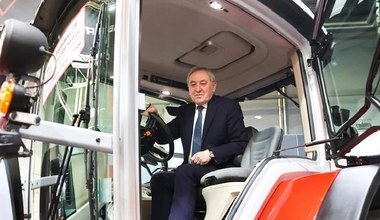 Przepychanki na targach w Kielcach. Minister Kowalczyk otoczony. "Judasze"