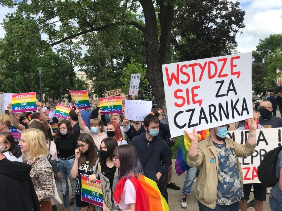 Przepychanki na wiecu wyborczym Dudy. W tle pojawił się wymowny napis /Krzysztof Kot /RMF FM