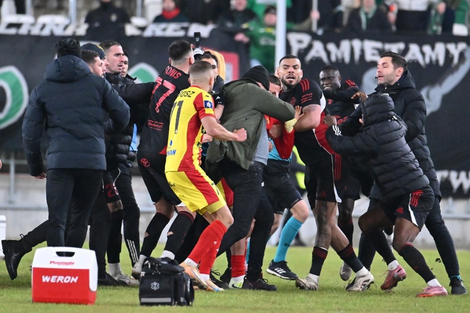 Przepychanki pomiędzy piłkarzami Radomiaka Radom i Korony Kielce po zakończeniu meczu 21. kolejki Ekstraklasy. /Piotr Polak /PAP