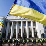 Przepychanki przed parlamentem w Kijowie. „Specnaz nas napadł, trują nas gazem”