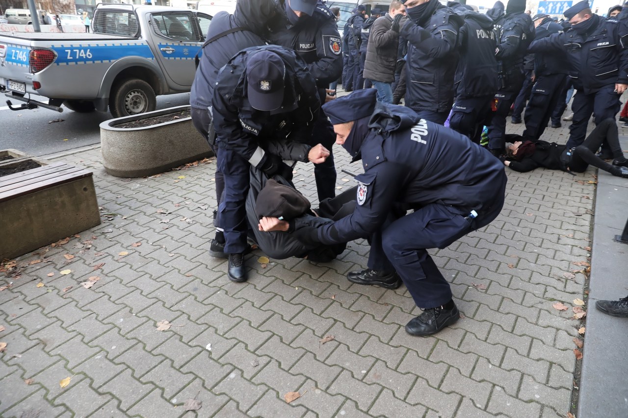 Przepychanki przed sądem. Policja otoczyła demonstrantów