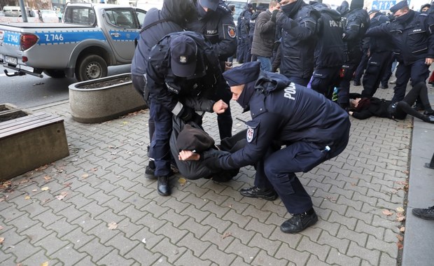 Przepychanki przed sądem. Policja otoczyła demonstrantów