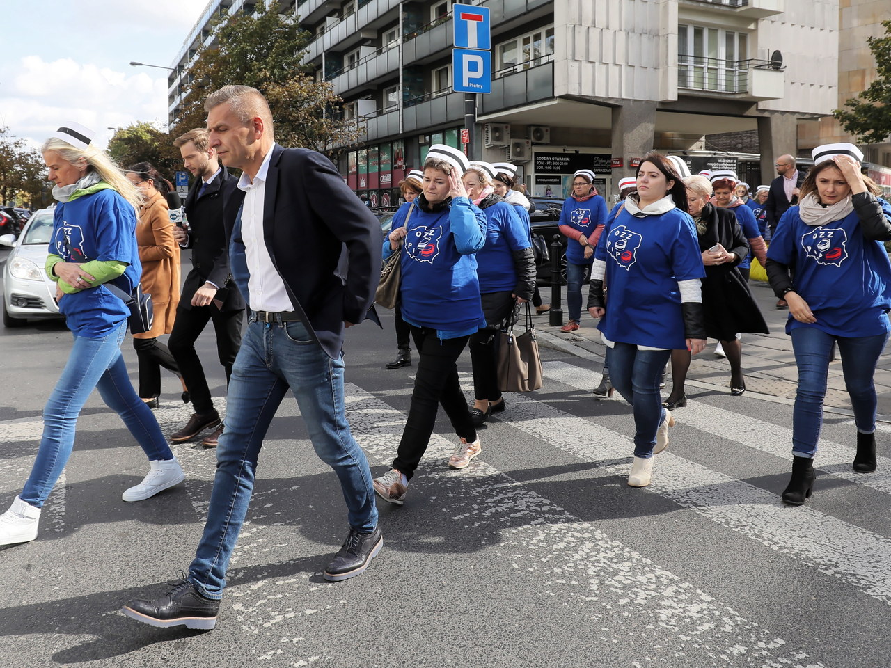 Przepychanki przed Sejmem. Pielęgniarki domagają się podwyżek