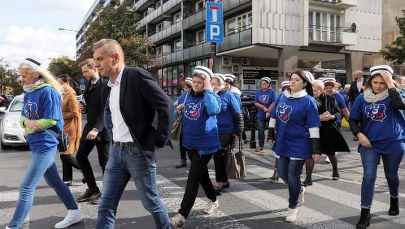 Przepychanki przed Sejmem. Pielęgniarki domagają się podwyżek