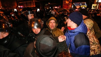Przepychanki z policją podczas trzeciej rocznicy Majdanu w Kijowie