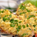 Przepyszna na kanapki, pełna witamin. Prosty przepis na pastę jajeczną z serem