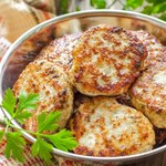 Przepyszne kotlety lepsze od mielonych. Sos z nietypowym składnikiem podbija ich smak