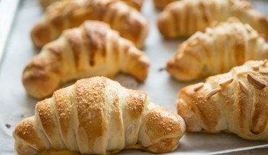 Przepyszne rogaliki śniadaniowe. Wychodzą maślane i chrupiące 