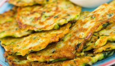 Przepyszny obiad albo dodatek do dania mięsnego. Te placki zrobisz w kilka chwil