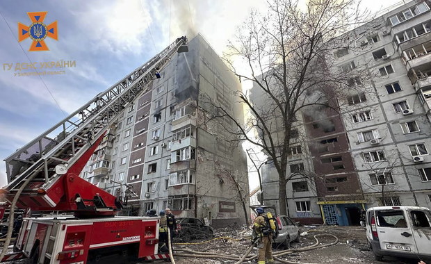 Przerażające nagranie: Rosyjska rakieta uderza w blok 