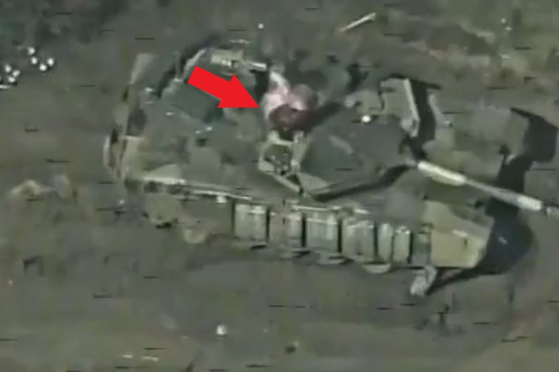 Przerażające nagranie. Z płonącego czołgu T-90M nagle wyłonił się jeden z załogantów /@UAWeapons /Twitter
