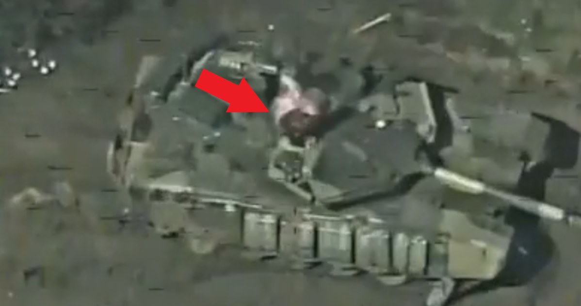 Przerażające nagranie. Z płonącego czołgu T-90M nagle wyłonił się jeden z załogantów /@UAWeapons /Twitter