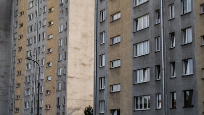 Przerażające odkrycie w krakowskim bloku. Kobieta przez 30 lat była więziona w pokoju