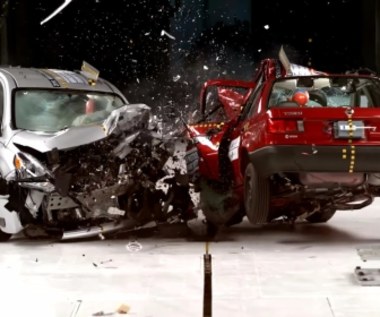 Przerażający crash-test. Też masz auto z lat dziewięćdziesiątych?