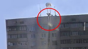 Przerażający widok. Rakiety opadające ze spadochronem nad Charkowem