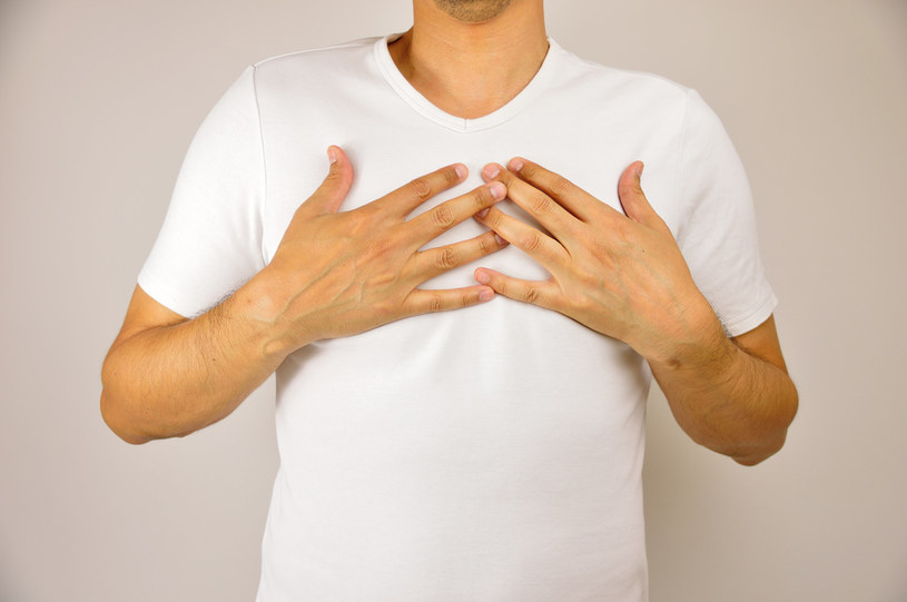 Przerost gruczołu piersiowego może dotyczyć jednej lub obu piersi, jest niezależny od wieku i występuje u prawie połowy męskiej populacji /123RF/PICSEL