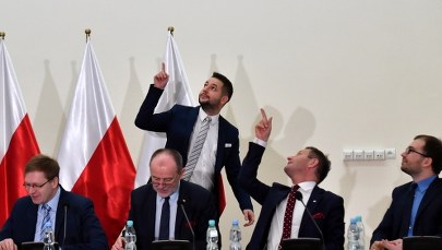 Przerwa w posiedzeniu komisji weryfikacyjnej. Powodem… lampa