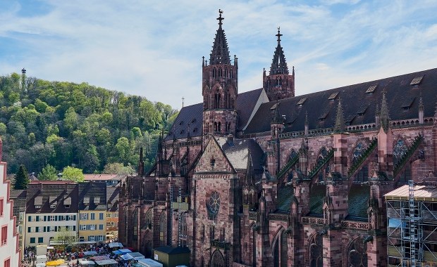 Przerwana msza i protest przeciwko arcybiskupowi. Skandal we Fryburgu
