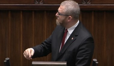 Przerwano przemówienie Grzegorza Brauna. Uderzył w mównicę