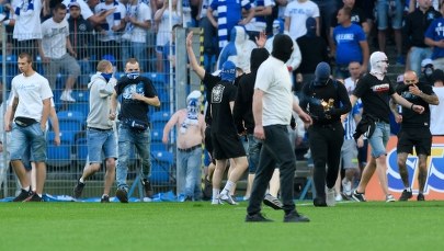 Przerwany mecz Lecha z Legią: Zatrzymano pierwszych chuliganów, którzy wtargnęli na boisko 