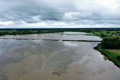 Przerwany wał przy stawie w Izbiskach