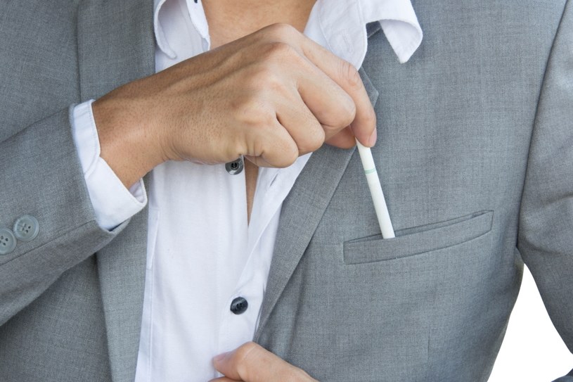 Przerwy na papierosa w czasie pracy to realny koszt dla pracodawców /123RF/PICSEL