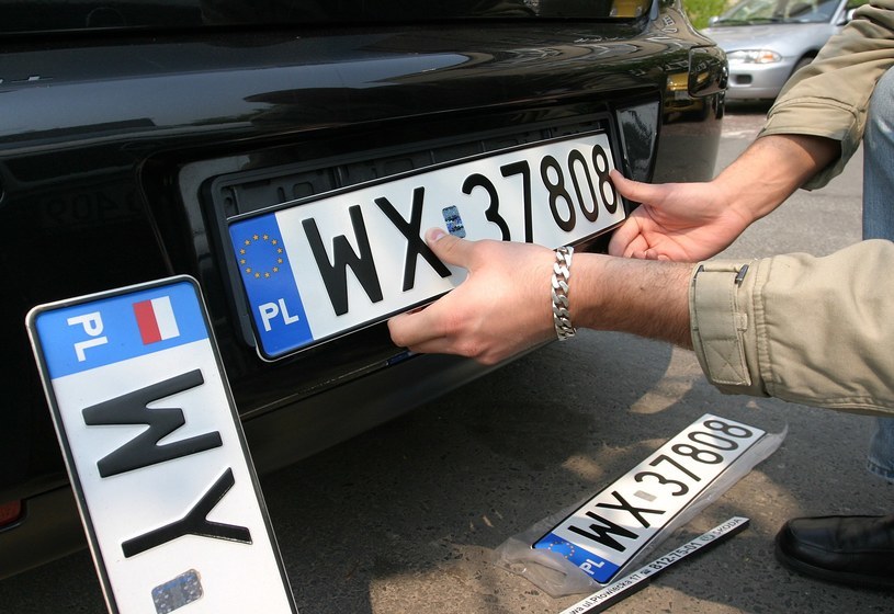 Przesądy krążące wśród kierowców dotyczą między innymi tablic rejestracyjnych /Stefan Maszewski /Reporter