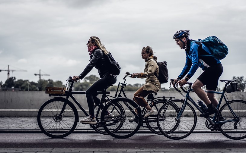 Przesiadka z samochodu na rower pozwala zaoszczędzić nawet kilka tysięcy złotych rocznie. W ten sposób dbamy także o środowisko, redukując emisje CO2 /Unsplash