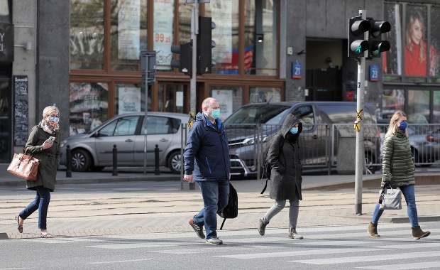 Przesłanianie twarzy zmniejsza ryzyko zakażenia podczas rozmowy