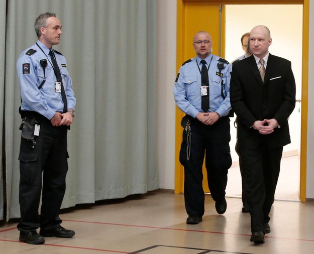 Przesłuchanie odbywa się na sali gimnastycznej więzienia w Skien /LISE ASERUD /PAP/EPA