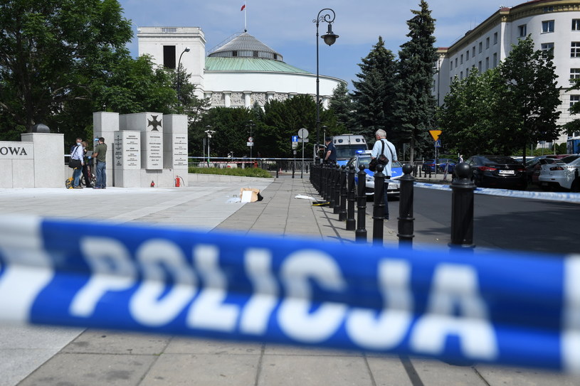 Przesłuchano mężczyznę, który podpalił się przed Sejmem / 	Radek Pietruszka   /PAP