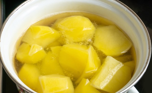 Przestań gotować ziemniaki w wodzie! Popełniasz kulinarny błąd! Sprawdź, jak robić to lepiej