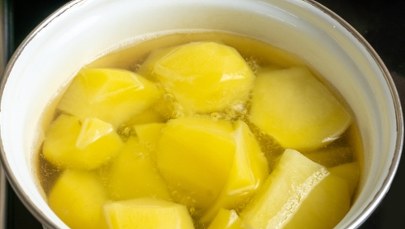 Przestań gotować ziemniaki w wodzie! Popełniasz kulinarny błąd! Sprawdź, jak robić to lepiej