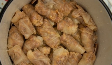 Przestań zawijać gołąbki. Sposobem mojej babci zrobisz je szybciej i lepiej